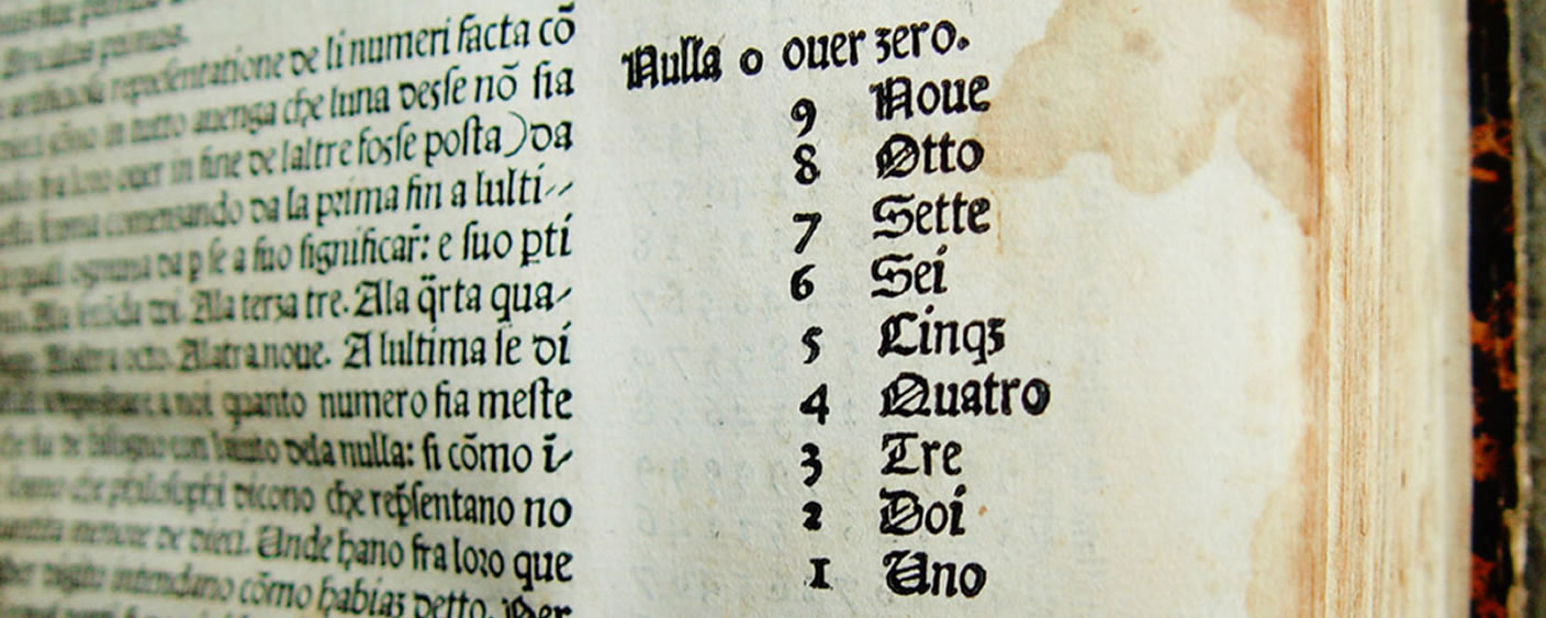 Seiten des Buches "Summa de arithmetica", altertümliche Schrift auf verfärbten Seiten