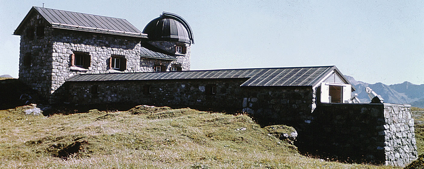 Bild des astrophysikalischen Observatorium in Arosa; ein Gebäude mit steinigen Wänden und einem Observatorium