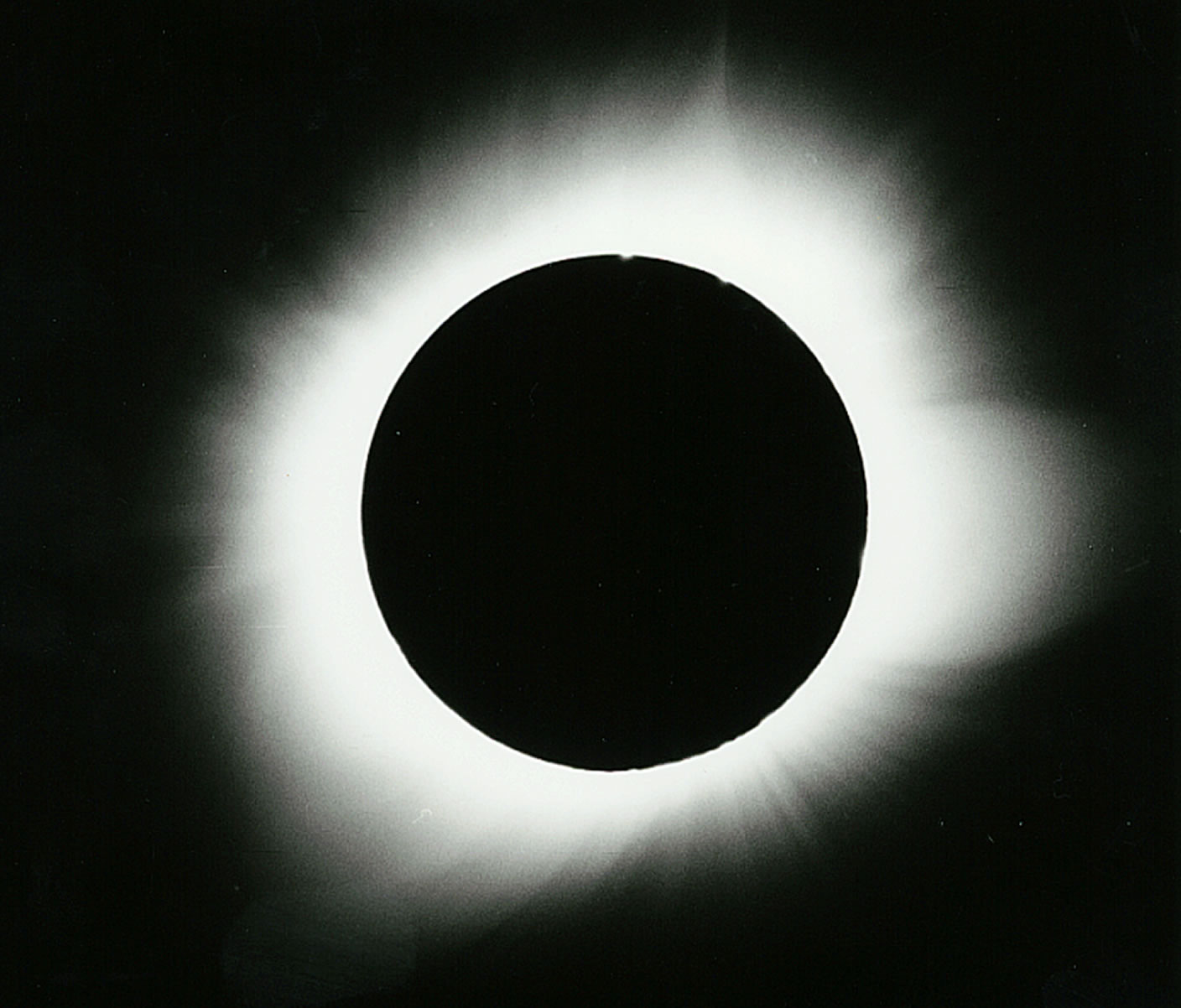 Bild einer totalen Sonnenfinsternis, Strahlen sind rundherum sichtbar