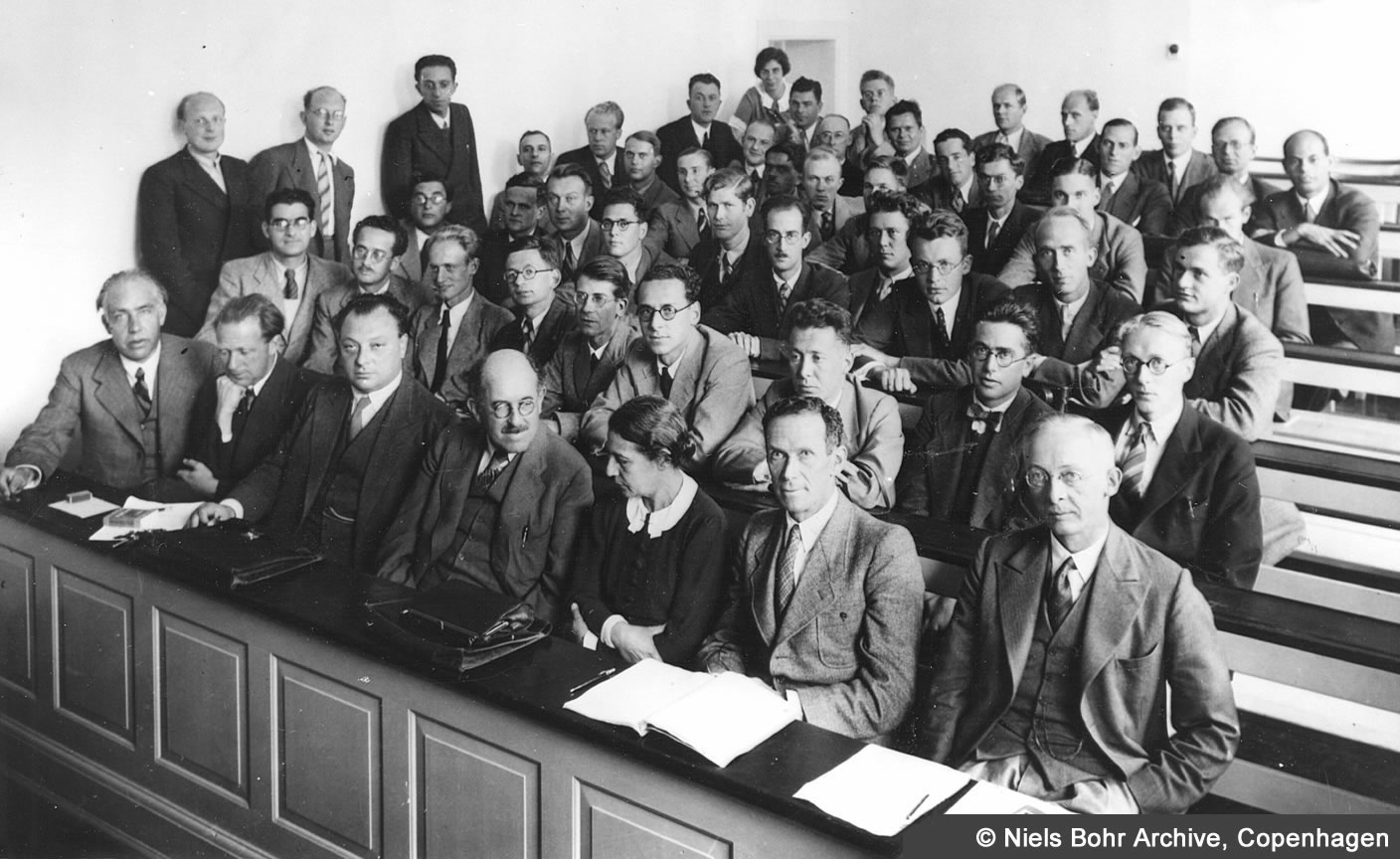 Zahlreiche Männer sitzen in einer Konferenz