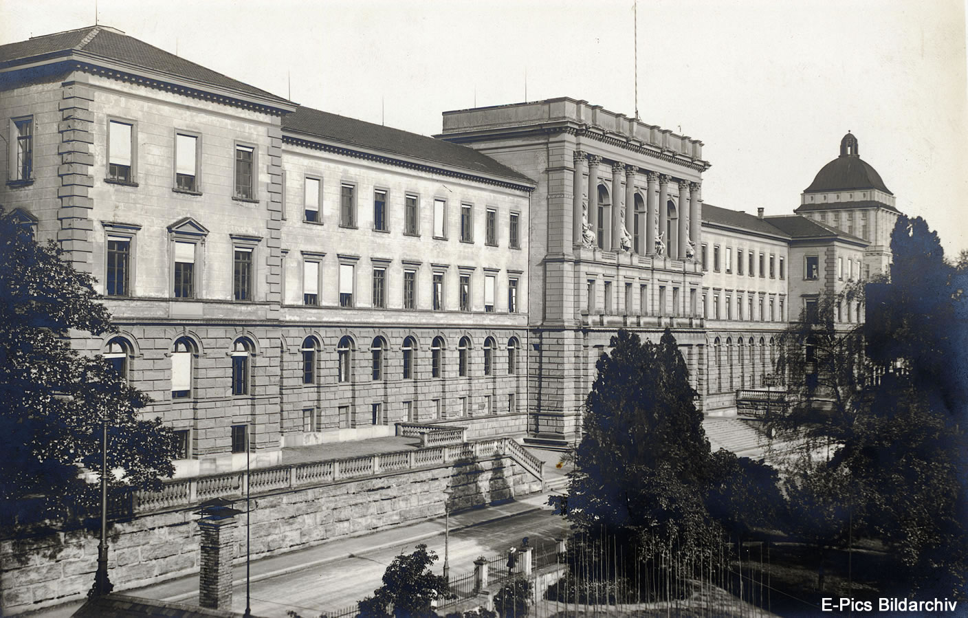 Das Hauptgebäude der ETH Zürich von der Polybahn aus betrachtet