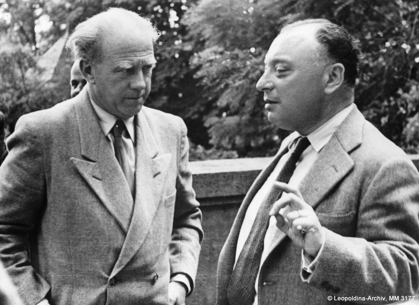 Wolfgang Pauli spricht mit Werner Heisenberg
