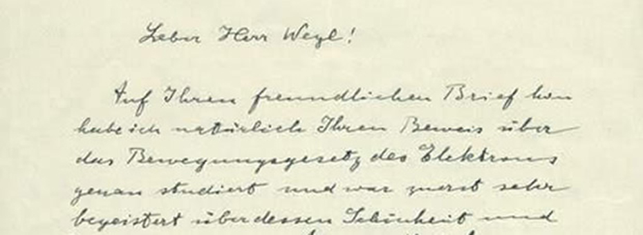 A handwritten letter from Einstein to Hermann Weyl: "Lieber Herr Weyl! Auf Ihren freundlichen Brief [...] habe ich natürlich Ihren Beweis über das Bewegungsgesetz des Elektrons genau studiert und war zuerst selber begeistert über deren [...]" 