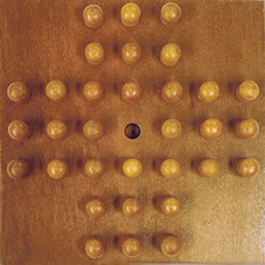 Game board with 33 holes in which 32 chopsticks are placed.