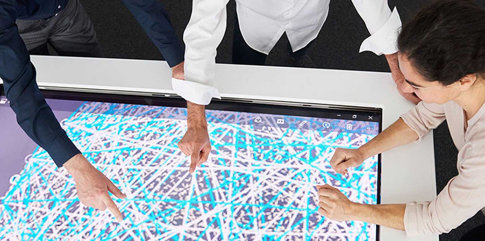 People pointing at a screen. (Image: ETH Zurich)