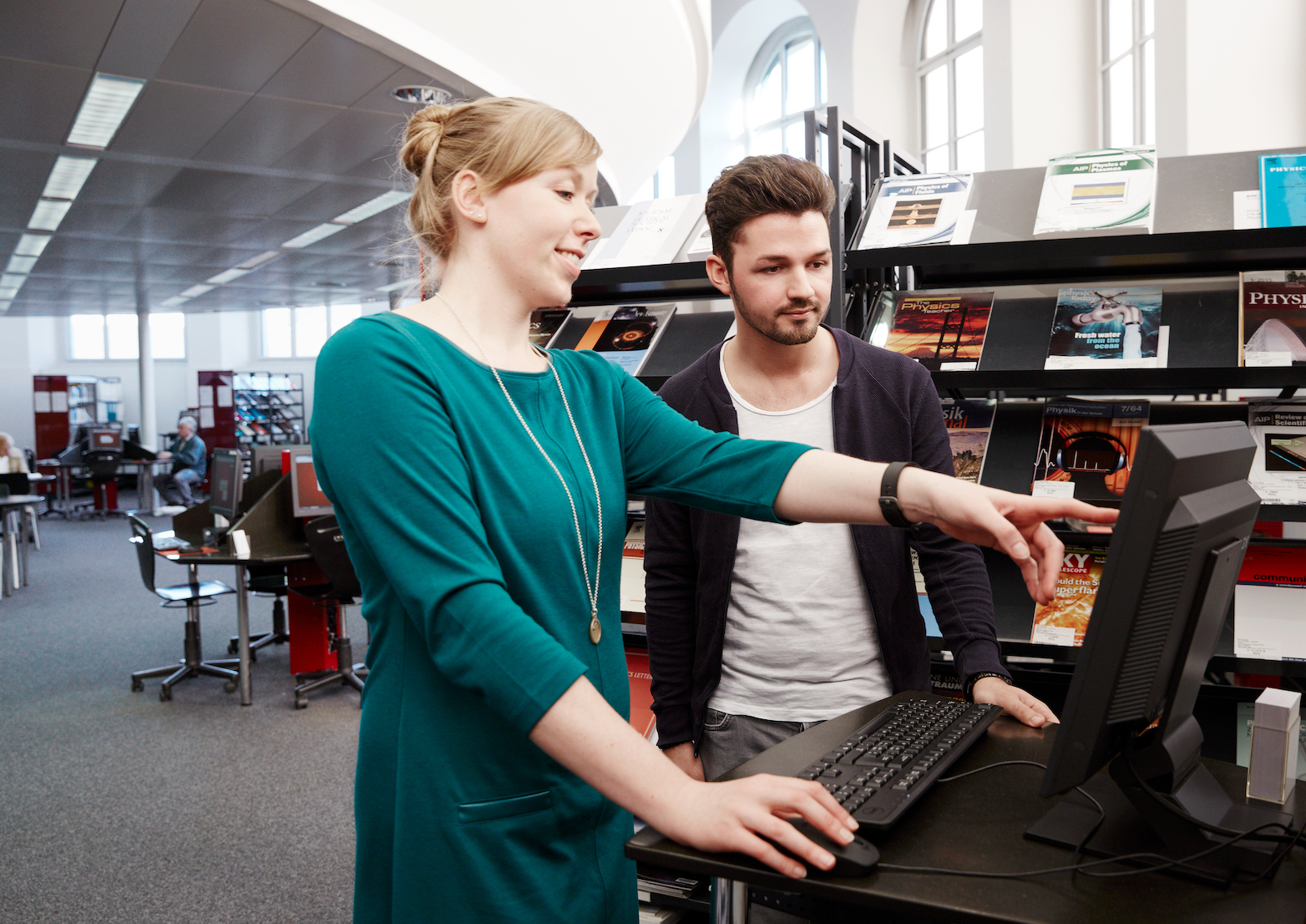 Consultation in the InfoCenter (Image: ETH Library)