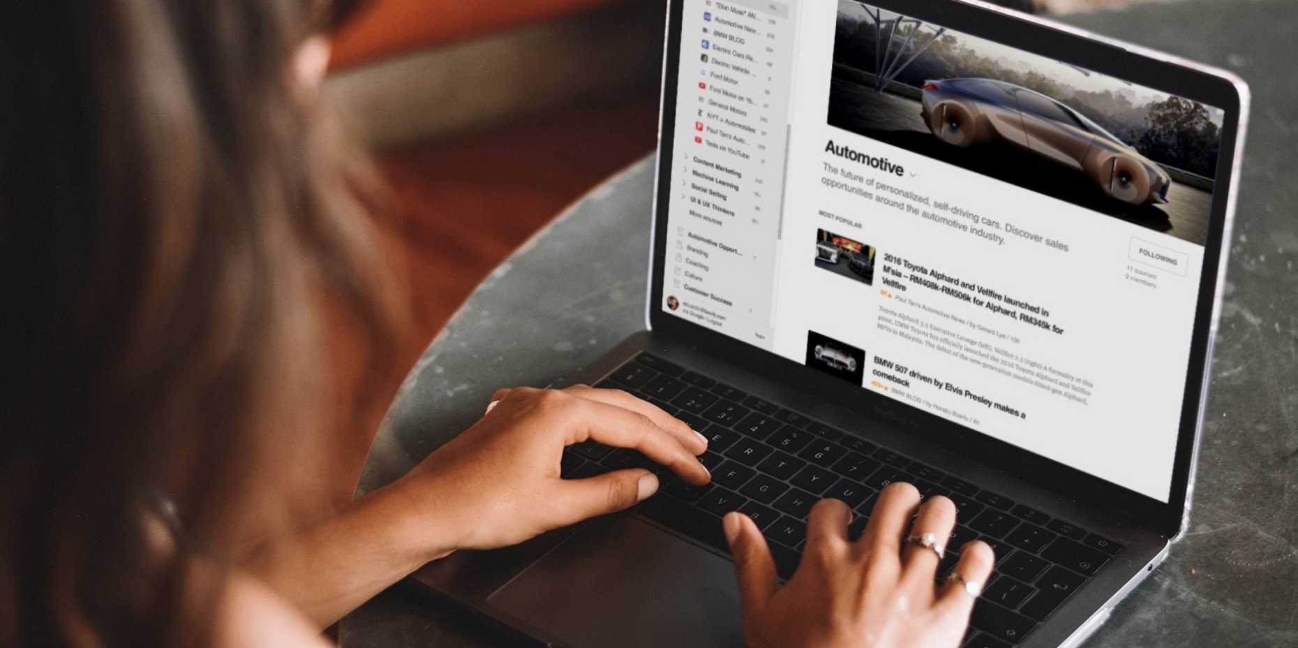 Person am Laptop mit Feedly-Webseite geöffnet