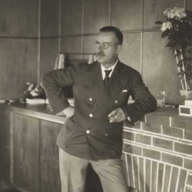 Thomas Mann am Kamin