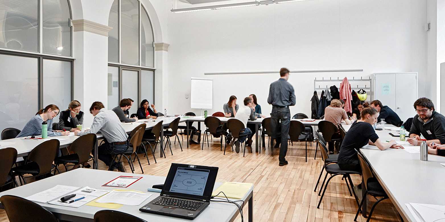 Kursteilnehmerinnen und -teilnehmer bei Gruppenarbeiten in Räumlichkeiten der ETH Zürich