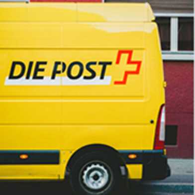 Ein gelbes Postauto neben der Ankündigung "free delivery"