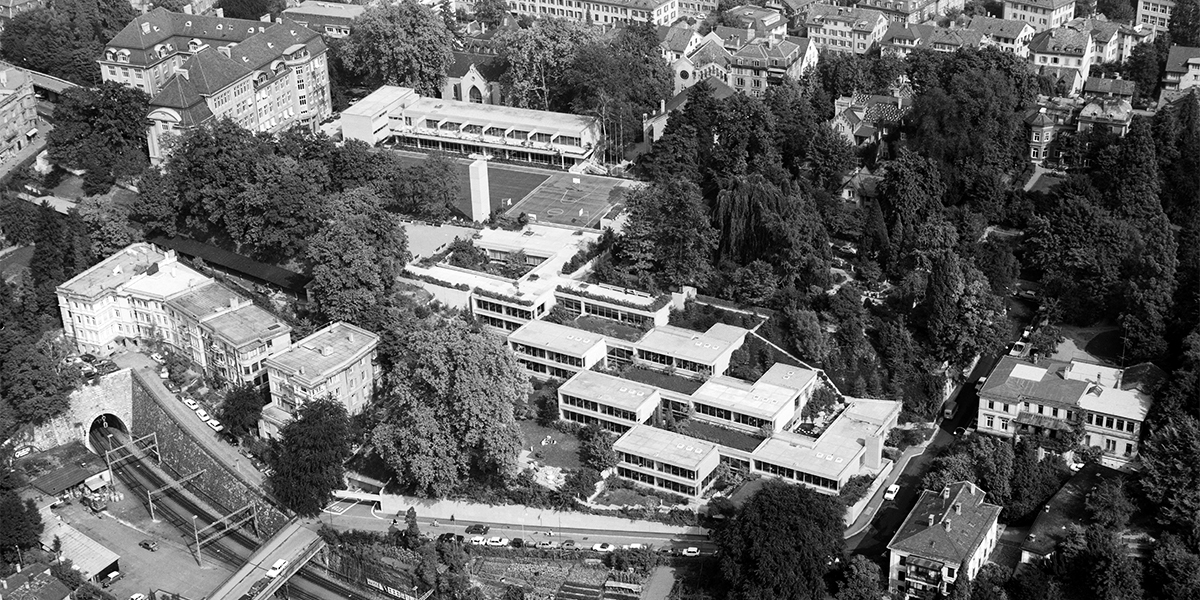 Schwarz-Weiss-Bild der Kantonsschule Stadelhofen Zürich