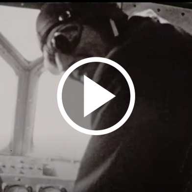 Video-Ausschnitt – Pilot mit alter Fliegerbrille und Fliegermütze