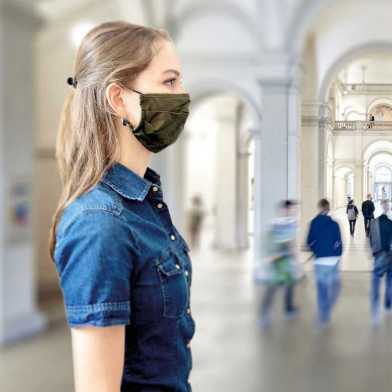 Mann und Frau mit Schutzmasken im Hauptgebäude der ETH Zürich
