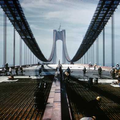 Die Verrazano Narrows Bridge während des Baus 1964