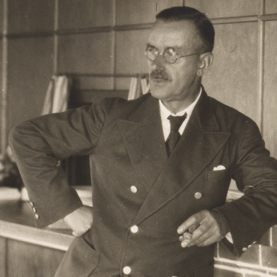 Thomas Mann mit Zigarre