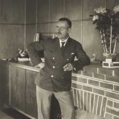 Thomas Mann am Kamin