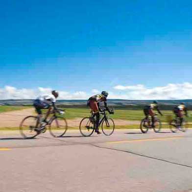 Radfahrer rasen am 20. Mai 2011 im Olympic Training Center die Strasse hinunter.