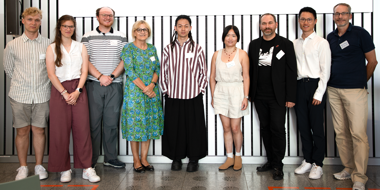 Von links nach rechts: Patrick Frei, Sarah Gutmann, Tim Fischer und Dr. Claudia Schlegel (1. Platz, Kategorie Mitarbeiter); Hongyuan Zhang (1. Platz, Kategorie Studierende); Wenqian Yang und Dr. Anton Savov (2. Platz, Kategorie Mitarbeiter); Jianzhou Yao (2. Platz, Kategorie Studierende); Daniel Flück (UTL, Jury).