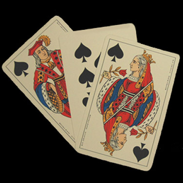 Drei überlappende, französische Jasskarten der Farbe Pik (Schaufel): eine Dame, eine Zehn und ein Bube