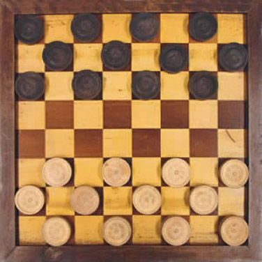 Quadratisches Spielfeld mit weissen und braunen Feldern. Darauf platziert sind weisse und schwarze Spielsteine
