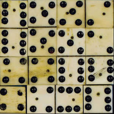 Weisse Domino-Spielsteine, welche schwarze Punkte (zwischen 1-6) oder eine weisse Fläche (0) aufweisen