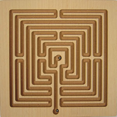 Ein braunes, rechteckiges Labyrinth