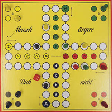 Kreuzförmiges Spielfeld mit vier Spielfarben à vier Figuren.