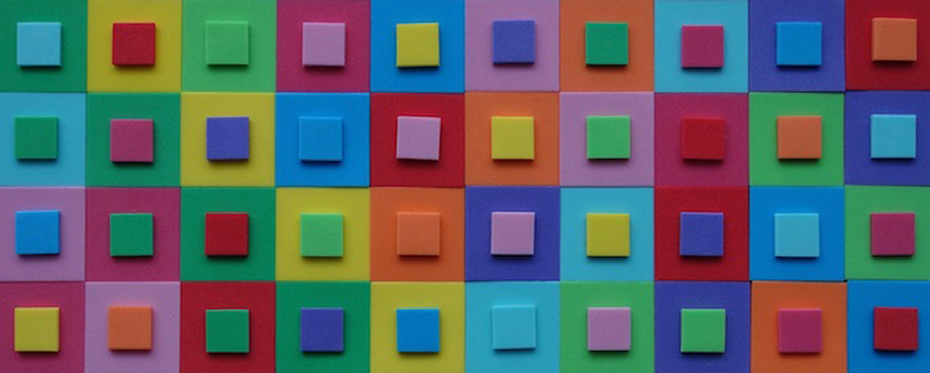 40 bunte Quadrate, welche je ein kleineres, buntes Quadrat innehaben.