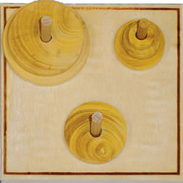 Drei Pfosten und runde Holzscheiben mit einem Loch in der Mitte. Die Holzscheiben wurden auf die Pfosten gesteckt