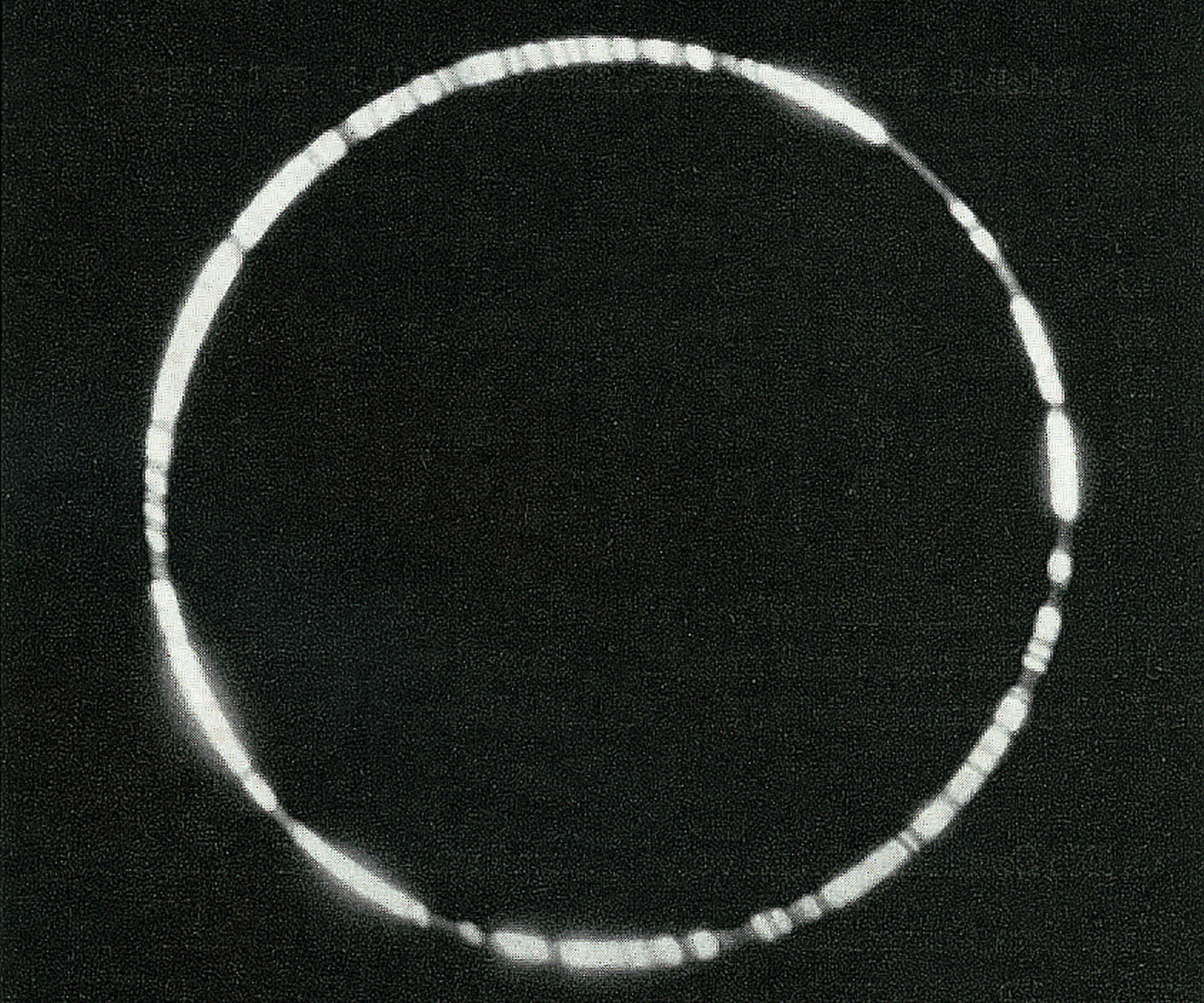 Bild einer totalen Sonnenfinsternis, es ist nur ein schmaler Lichtkranz sichtbar