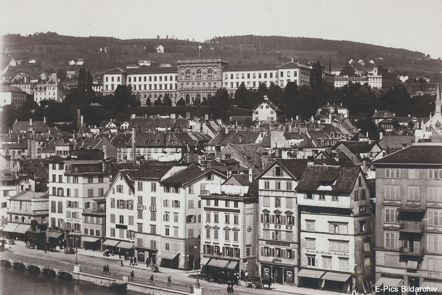 Das Zürcher Hochschulquartier von der Limmat aus betrachtet